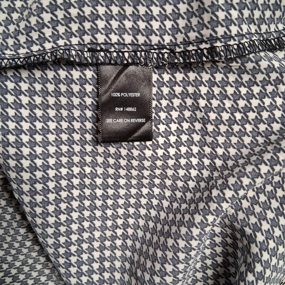 torrid Black and White Houndstooth V-Neck Blouse - Picture 13 of 14